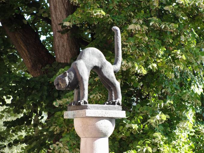 Skulptur Kater-Hiddigeigei-Brunnen