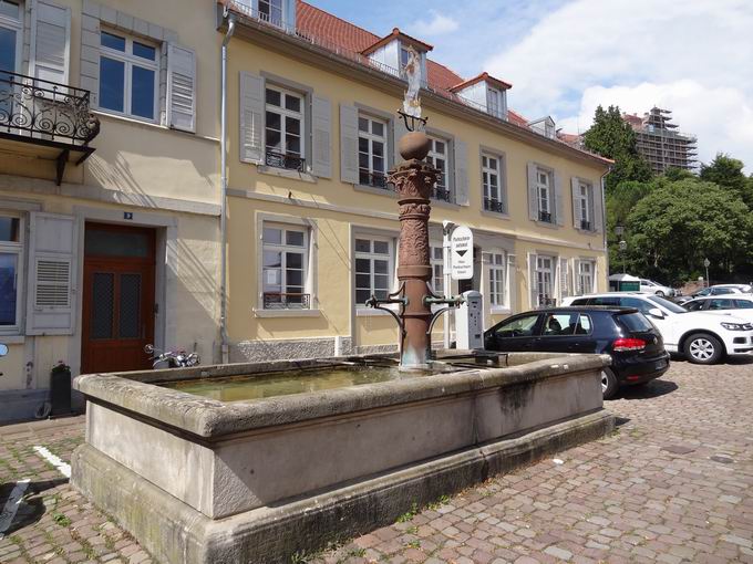 Marktplatz Baden-Baden: Brunnen