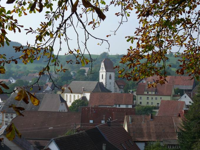 Bahnhof Ftzen: Blick Kirche St. Vitus