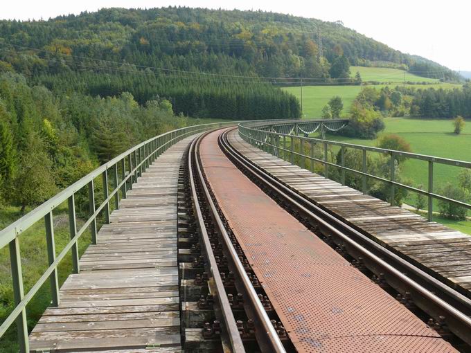 Biesenbach-Viadukt: Bahngleis