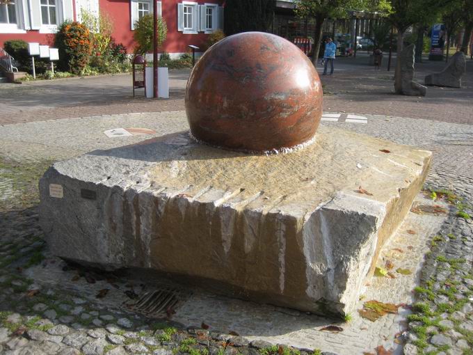 Kugelbrunnen Neutorplatz Breisach