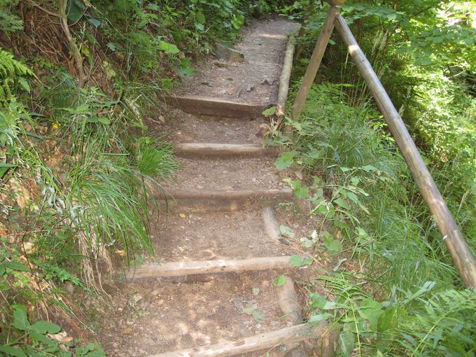 Holzstufen Wanderweg Ravennaschlucht