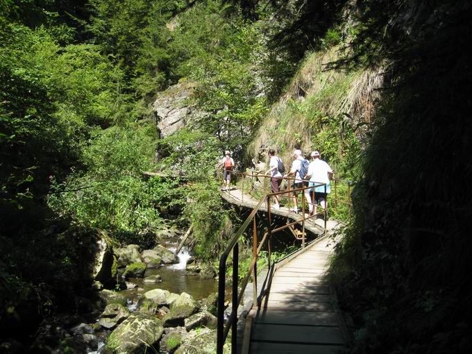 Wanderer Holzsteg Ravennaschlucht