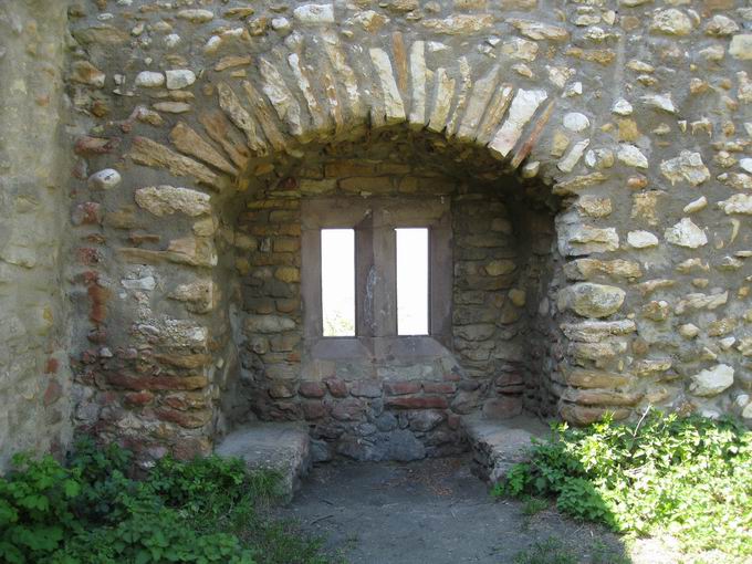 Schneeburg (Ebringen): Fenster mit Sitzbank