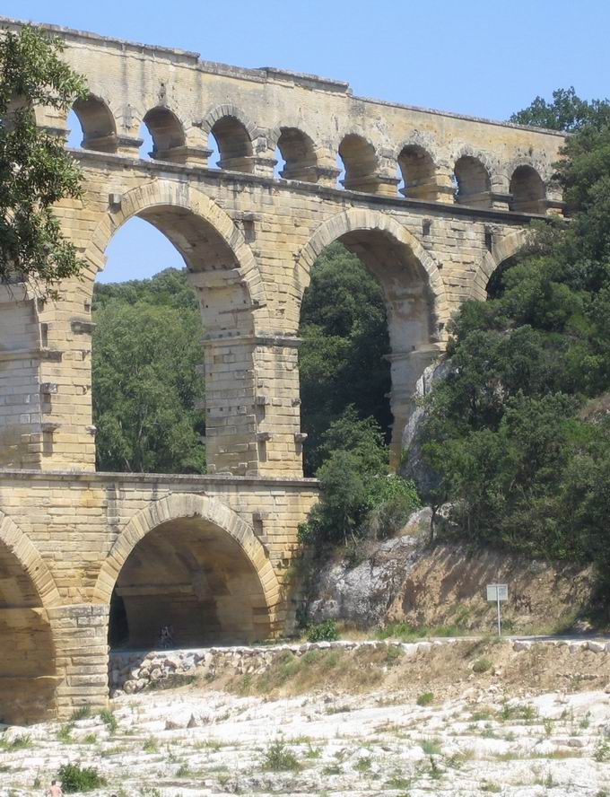 Pont du Gard: Halbbgen auf drei Etagen