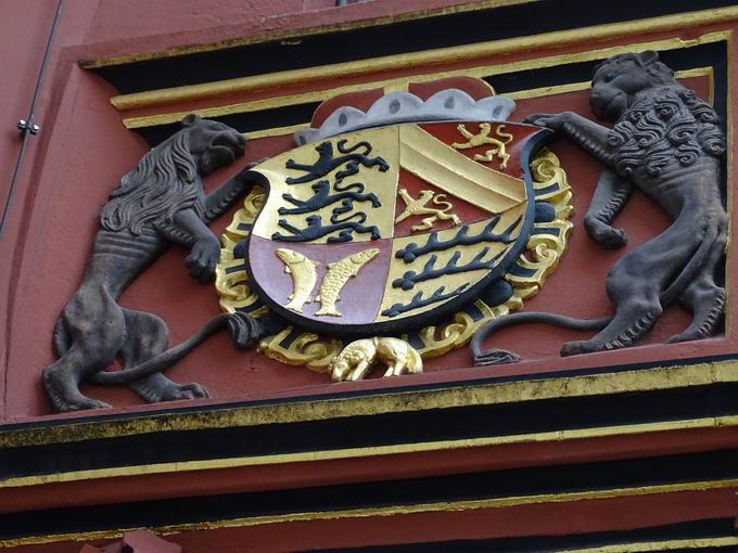 Historisches Kaufhaus Freiburg: linker Erker Wappen 1