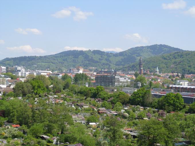 Kleingrten und Bahnhof