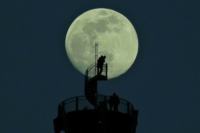 Schlossbergturm Freiburg: Vollmond