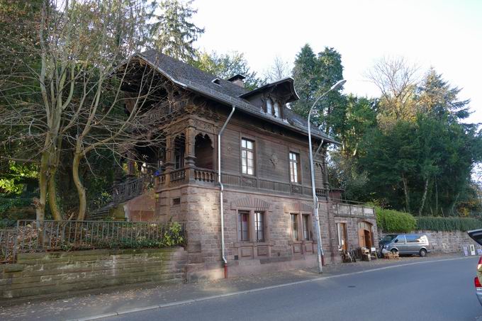 Schweizer Chalet Freiburg: Eingang vor Sanierung