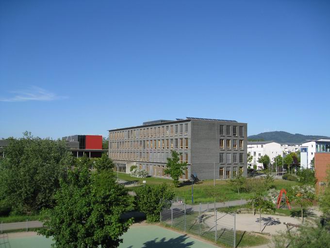 Stadtteilpark Rieselfeld: Blick Kepler Gymnaisum