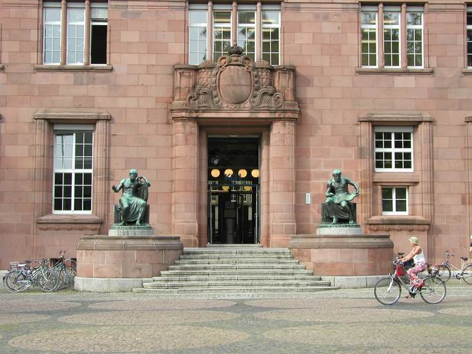 Kollegiengebude I. Uni Freiburg Portal