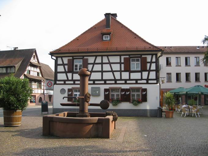 Rathausplatz Gundelfingen: Brunnen
