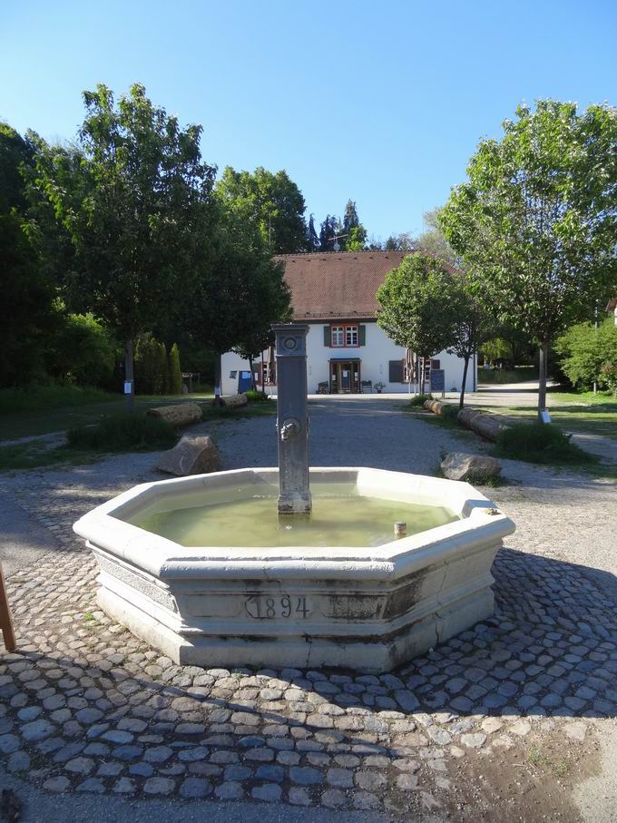 Liliental: Brunnen vor dem Schlssle