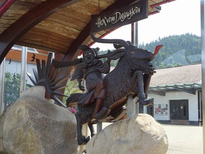 Figur Hex vom Dasenstein am Winzerkeller