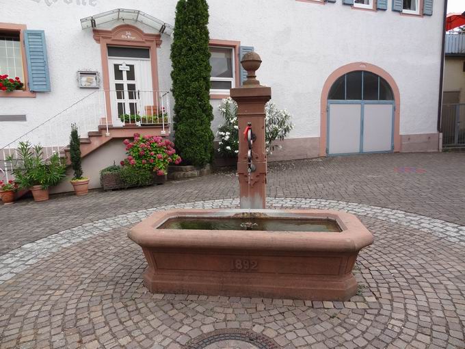Gasthaus Krone Bombach: Brunnen