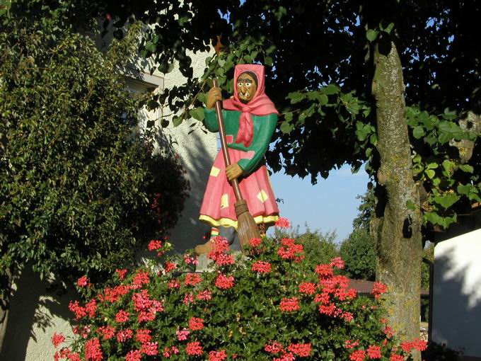 Hexenfigur Narrenbrunnen Unadingen