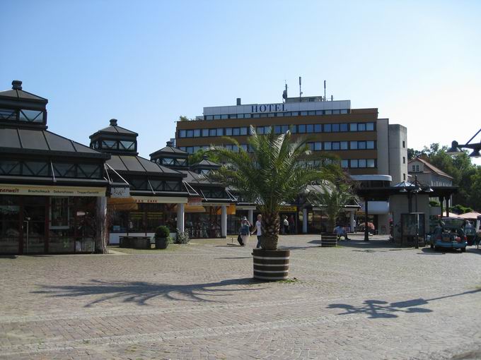 Bahnhofsplatz Lrrach: Geschfte