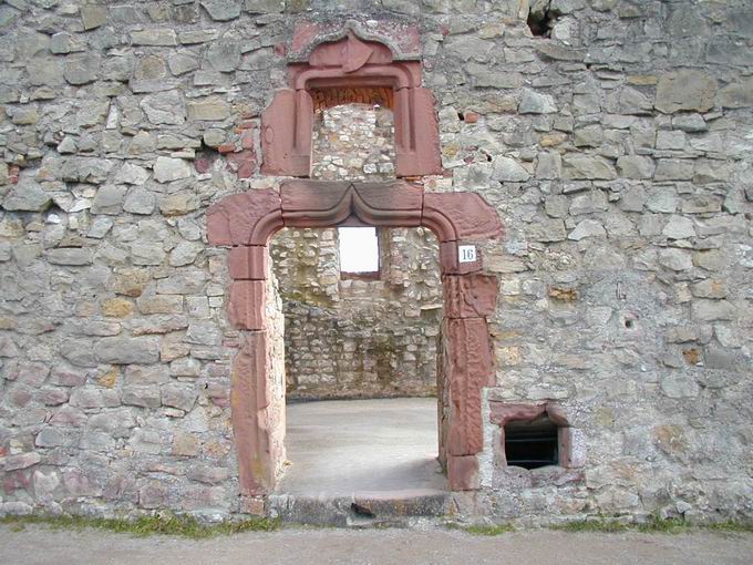 Burg Rtteln: Zugang zum Alten Bau mit Keller