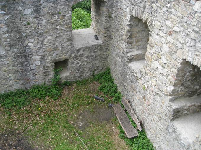 Burg Neuenfels: Gebude Westseite