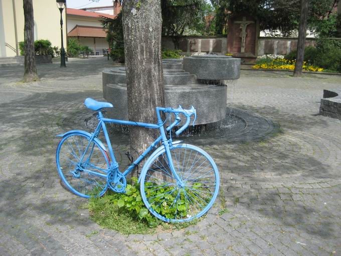 Franziskanerplatz Neuenburg: Brunnen und Rad-Kunstwerk