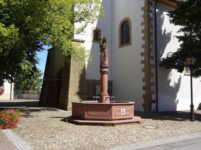 Kirche St. Barbara Steinenstadt: Barbarabrunnen