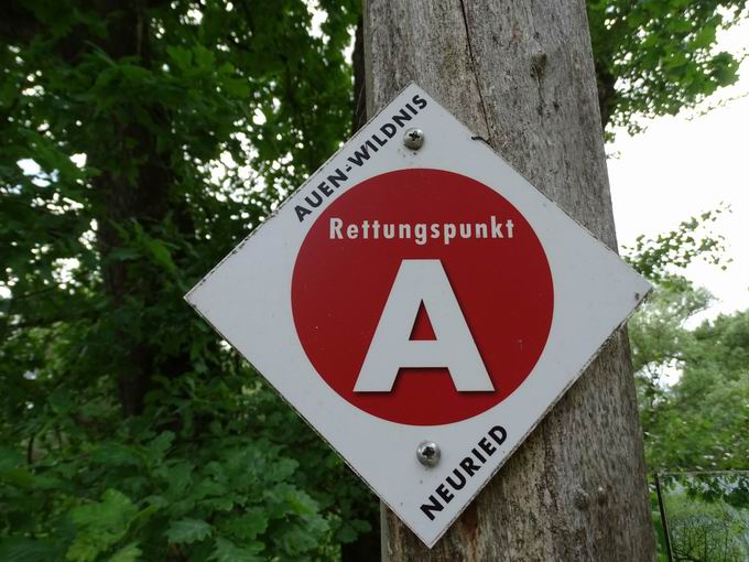 Auen-Wildnispfad Neuried: Hinweisschild Rettungspunkt