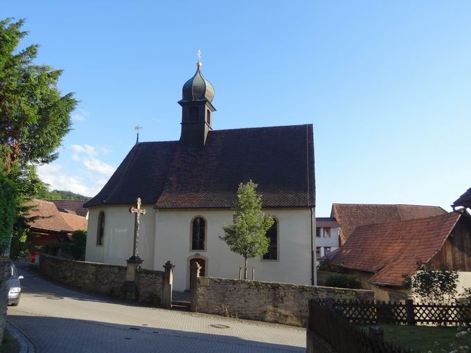 Kreuz vor Kapelle in Pfaffenweiler