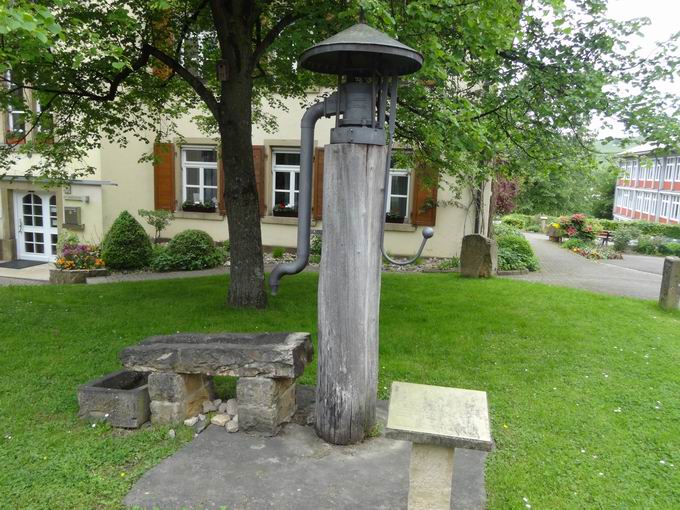 Rathaus Pfaffenweiler: Pumpbrunnen