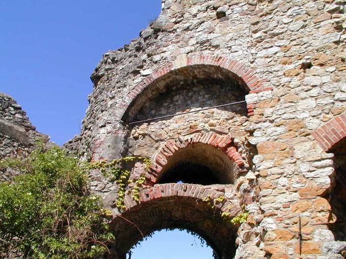 Burg Staufen: Backsteinbogen Burgtor