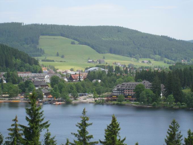 Bundesstrae 317: Blick Maritim Titiseehotel