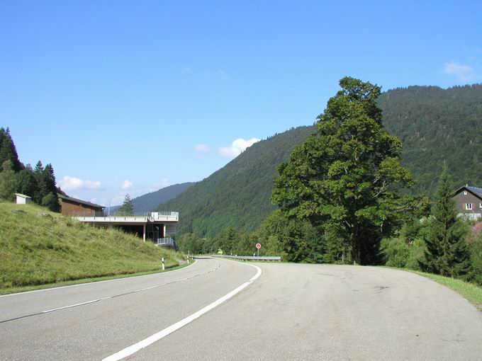 B 317 bei der Schwarzwald-Kaserne bei Todtnau-Fahl