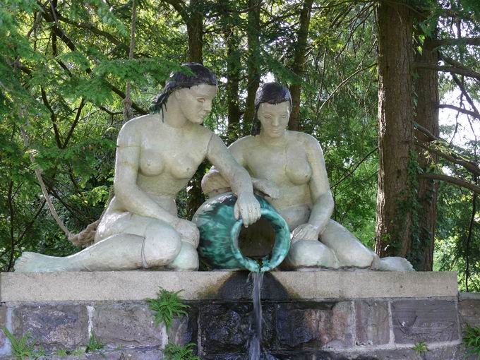 Kurgarten Villingen: Majolika-Figur Flussallegorie Kirnach Brigach