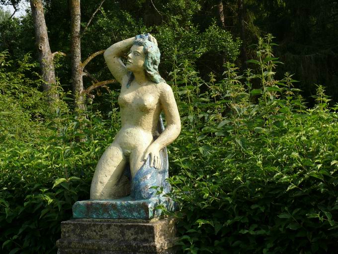 Kurgarten Villingen: Majolika-Figur stliche Badende