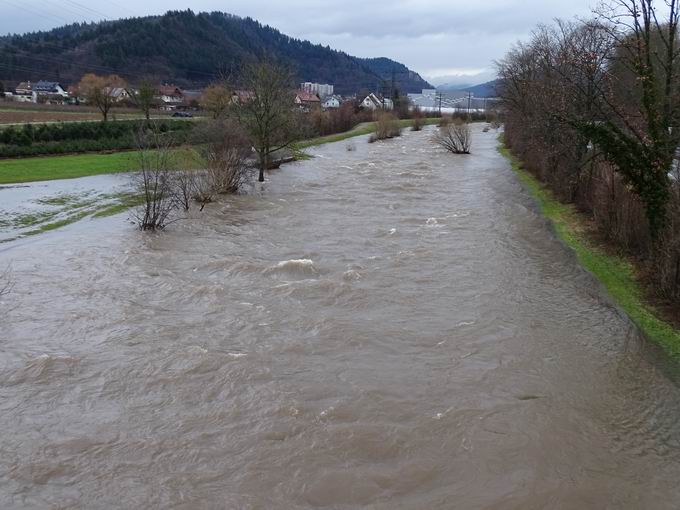 Elzsteg Suggental: Nordblick bei Hochwasser