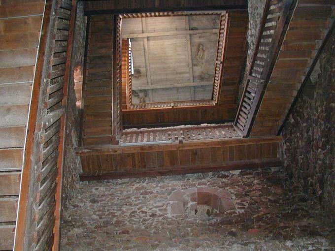 Bergfried Kastelburg: Hlzerne Treppe