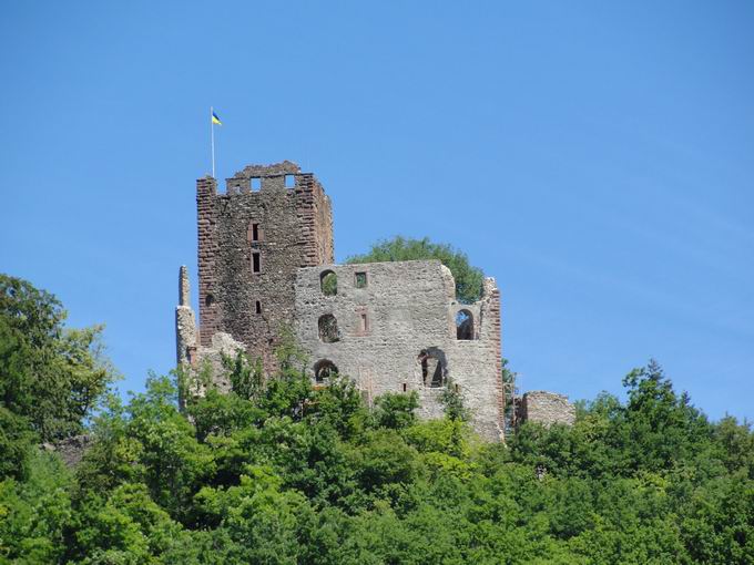 Kastelburg: Bergfried & Palas