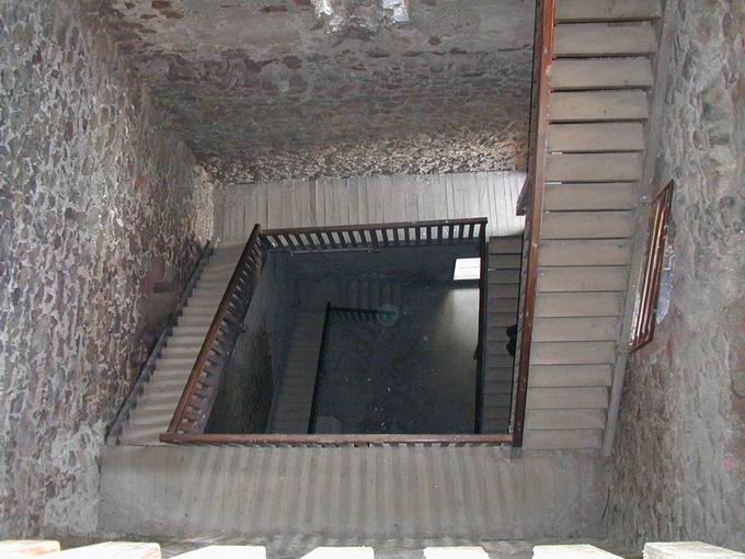 Kastelburg: Treppe Bergfried