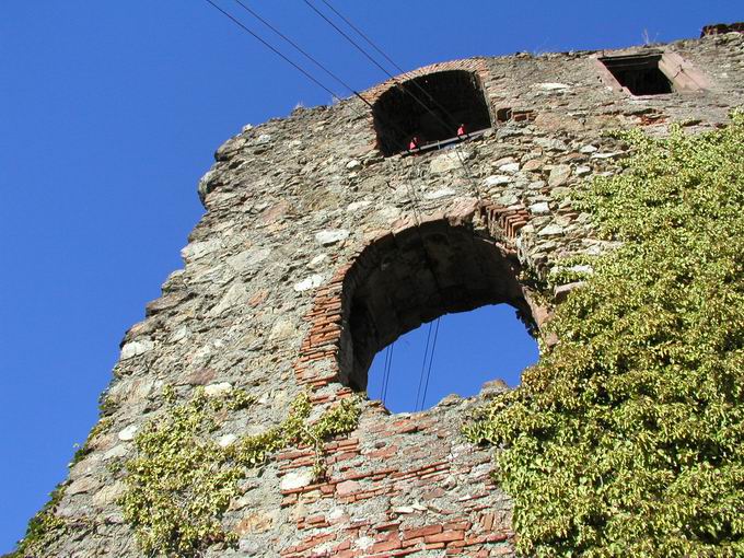 Fenster Palas Kastelburg