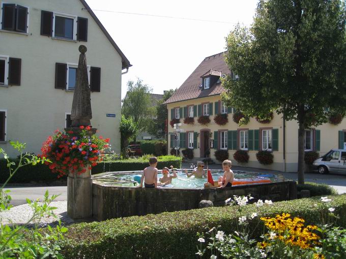 Kinder gluttere - pflddere im Brunnen