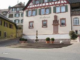 Skulpturenweg Bahlingen: Brunnen am Rathaus