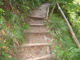 Holzstufen Wanderweg Ravennaschlucht