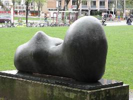 Liegende vor dem KG II. in der Freiburger Altstadt