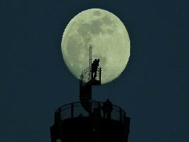 Schlossbergturm Freiburg: Vollmond