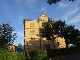 Westfassade der Grundschule an der kleinen Elz
