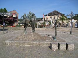 Bahnhofsplatz Lrrach: Der Heiner und der Brassenheimer Mller