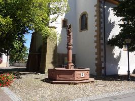 Kirche St. Barbara Steinenstadt: Barbarabrunnen