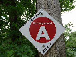 Auen-Wildnispfad Neuried: Hinweisschild Rettungspunkt