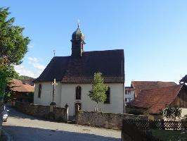 Kreuz vor Kapelle in Pfaffenweiler