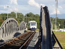 SWG Bahn auf der Eisenbahnbrücke Riegel