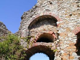 Burg Staufen: Backsteinbogen Burgtor